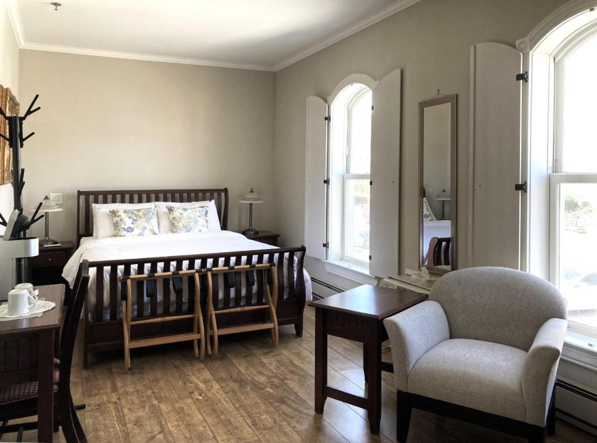 Arms 4* Lunenburg